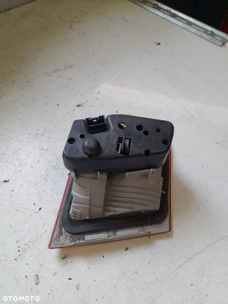 } BMW E46 touring  LAMPA TYŁ PRAWA W KLAPĘ - 2