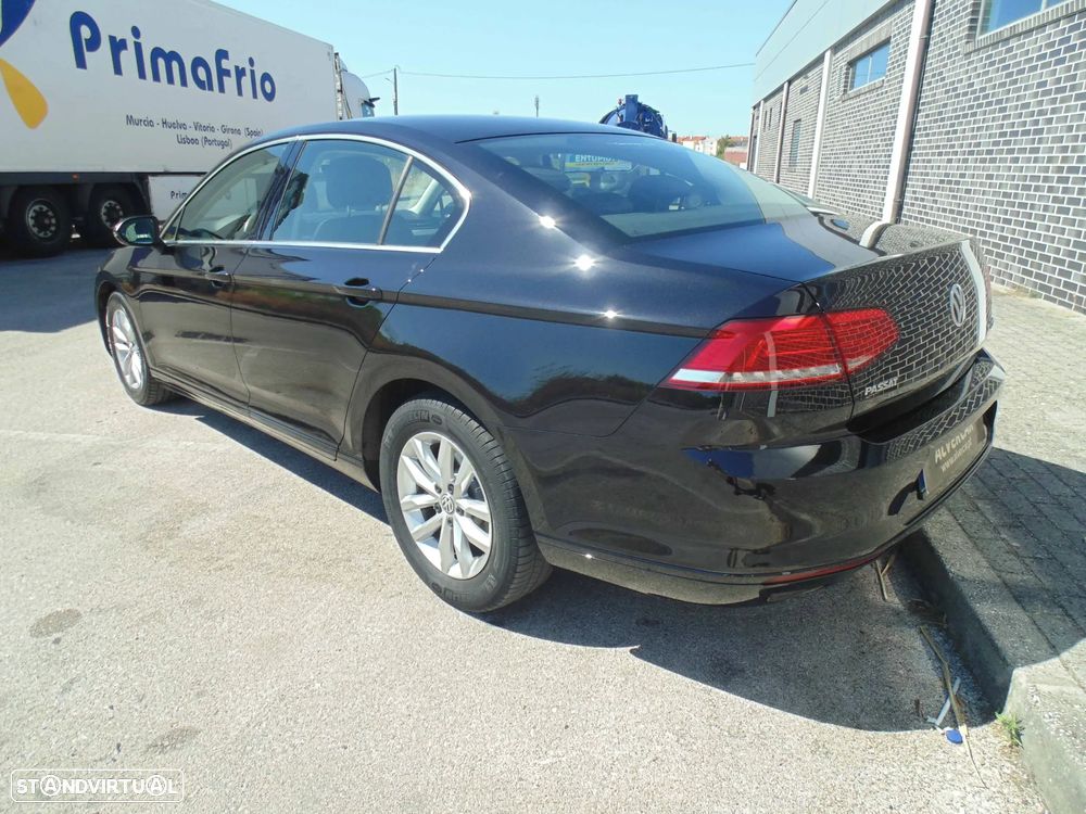 VW Passat 1.6 TDI Highline - 14