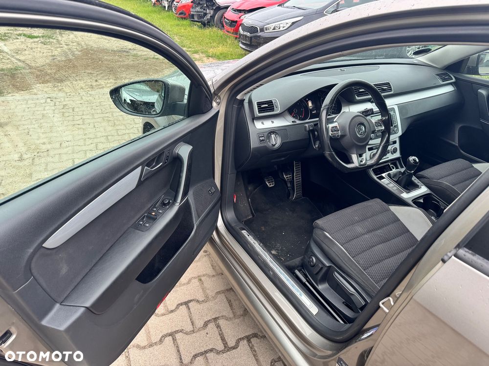 Volkswagen Passat 2.0 TDI BlueMotion Technology R-Line - 16