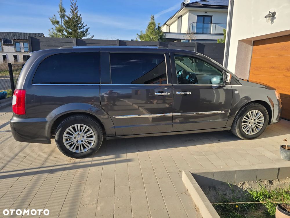 Chrysler Town & Country - 2