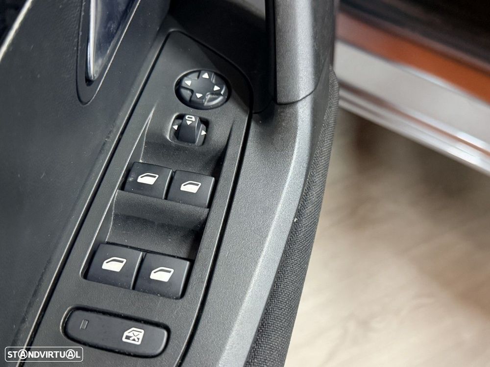 Peugeot 2008 1.2 PureTech Active - 19