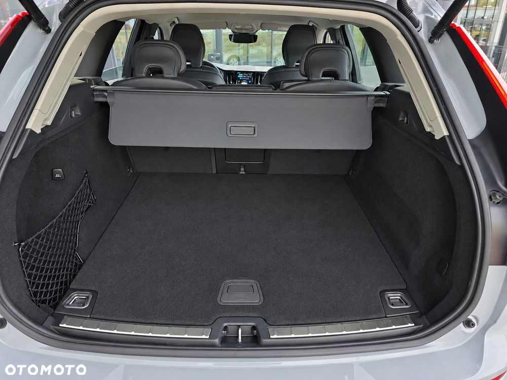 Volvo XC 60 B4 D Plus Dark - 17