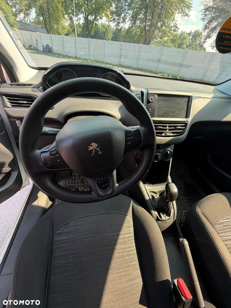 Peugeot 208 - 8