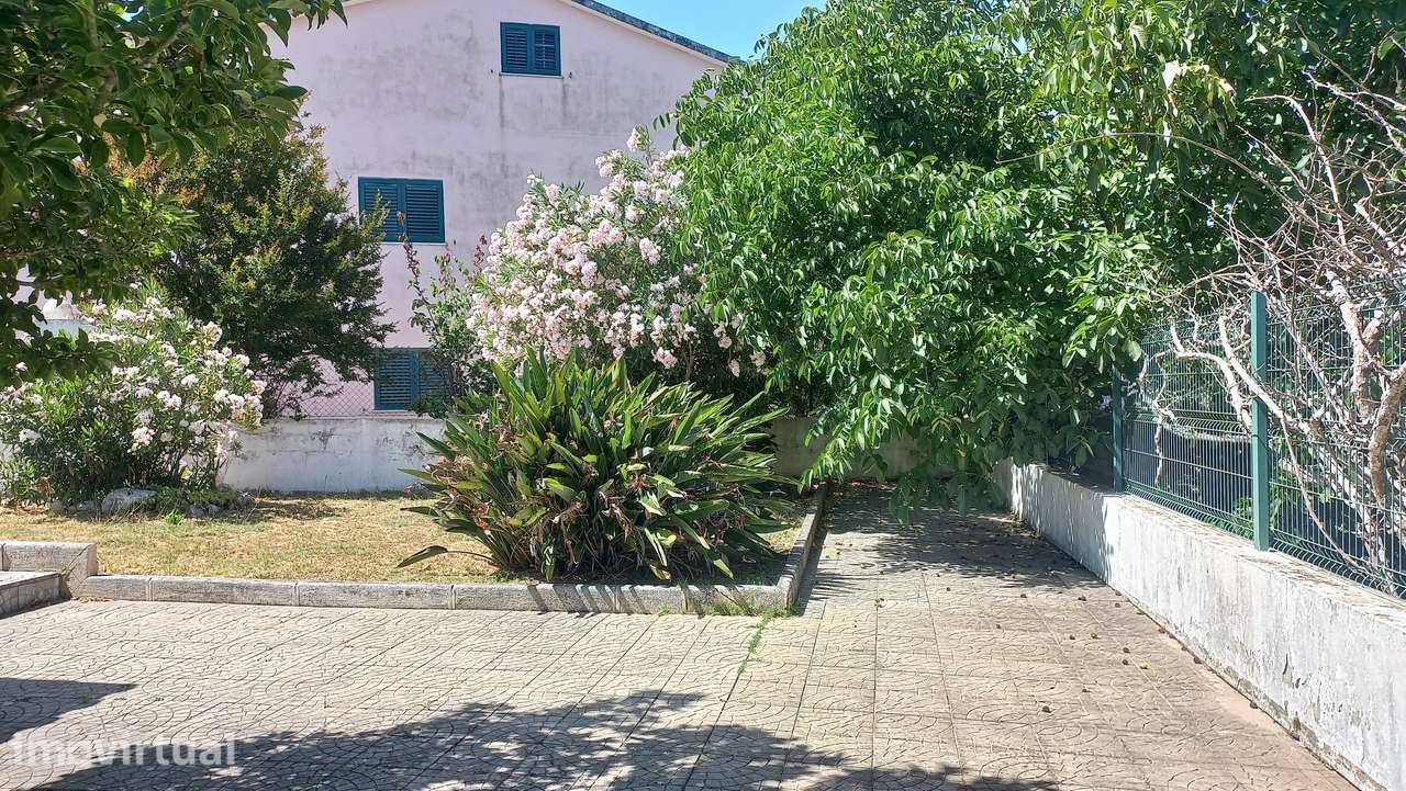 Moradia T2 com Terreno, Garagem/Armazéns e Poço em Rio Maior - Grande imagem: 5/27