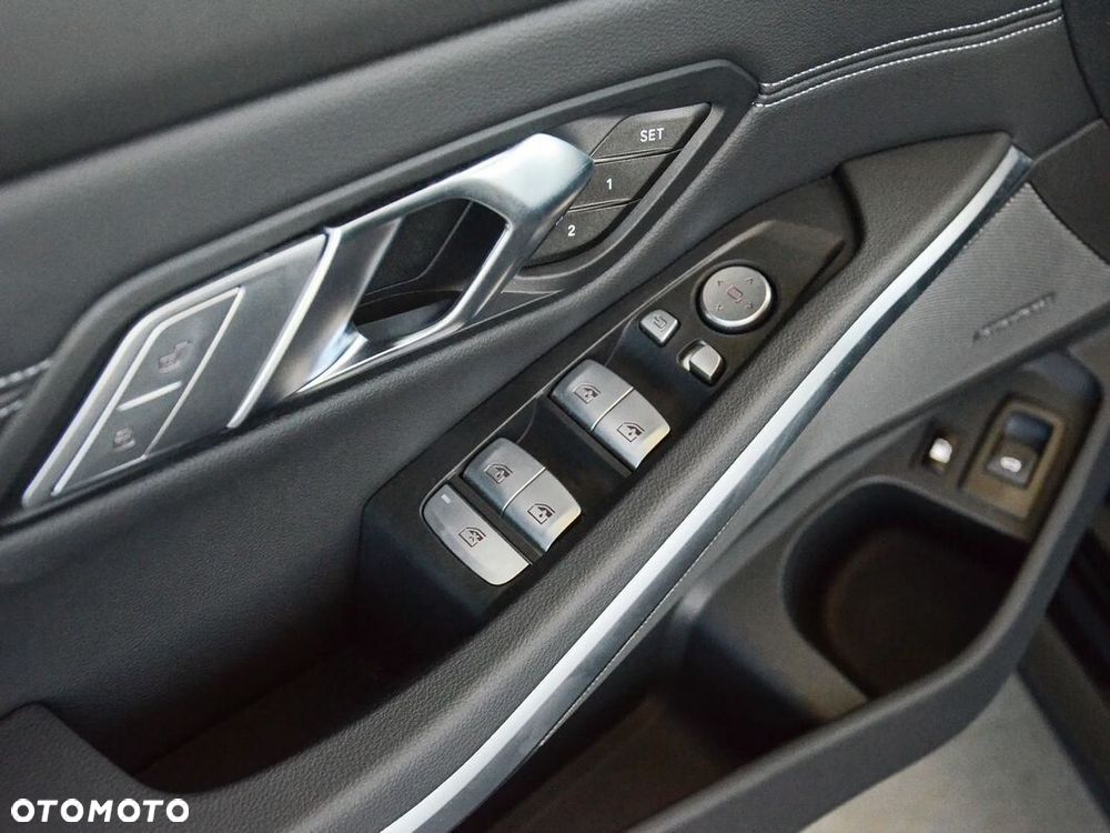 BMW Seria 3 330e xDrive M Sport sport - 17