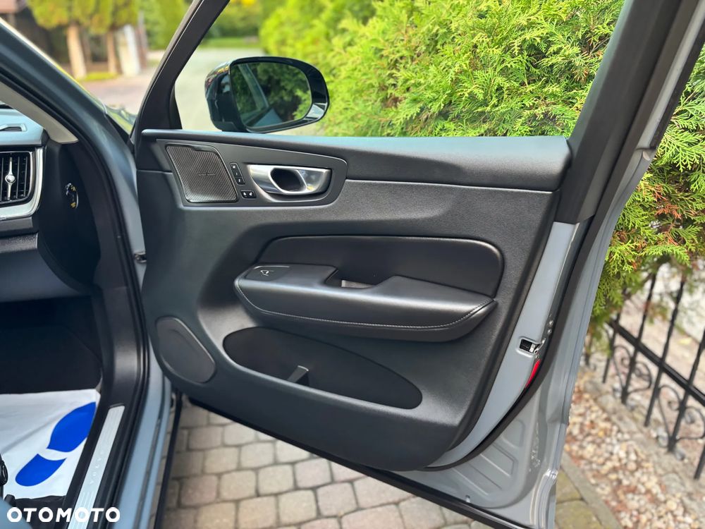 Volvo XC 60 B4 D AWD Plus Dark - 14
