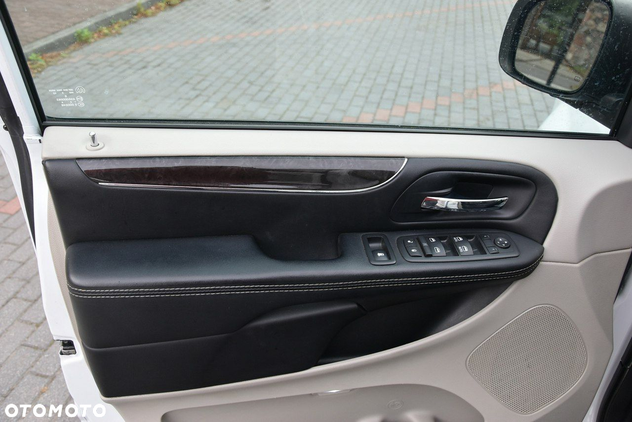 Chrysler Town & Country - 26