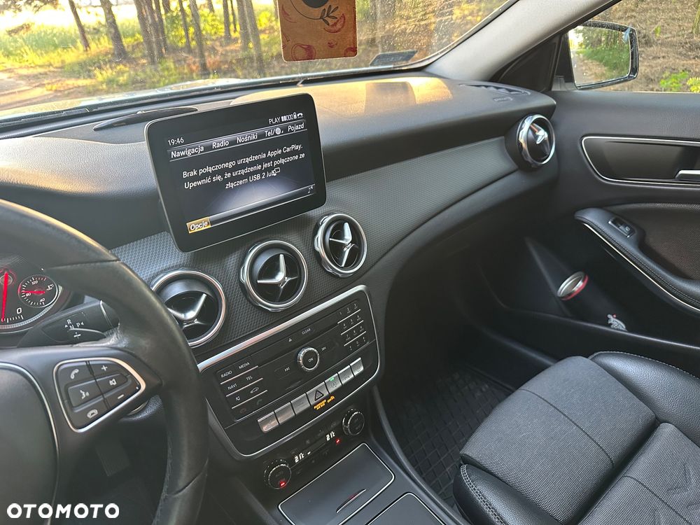 Mercedes-Benz GLA 180 7G-DCT Urban - 29