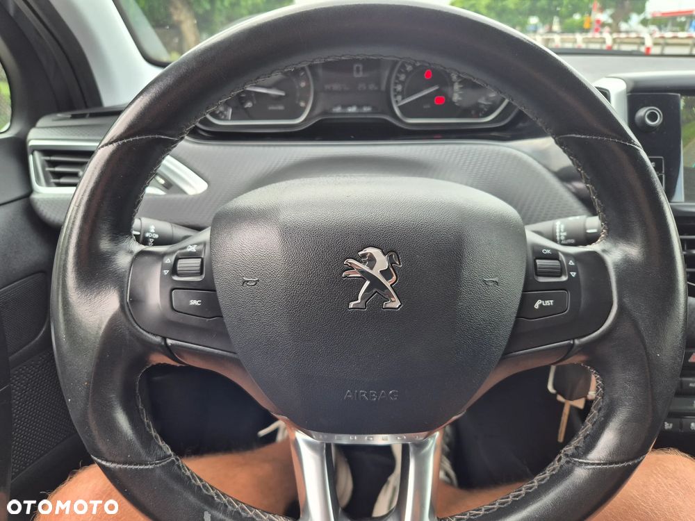 Peugeot 208 1.6 BlueHDi Allure S&S - 9