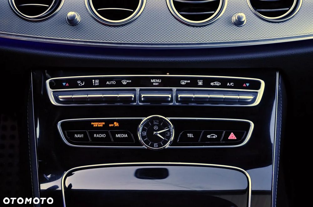 Mercedes-Benz Klasa E 220 d 4Matic T 9G-TRONIC AMG Line - 20
