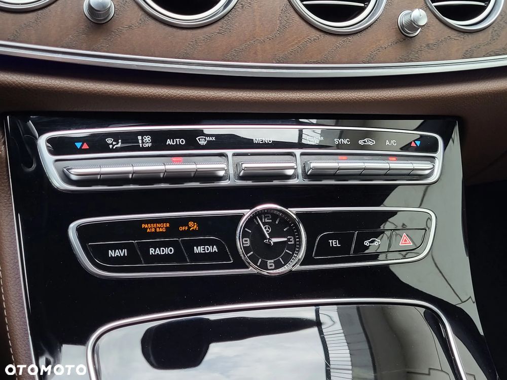 Mercedes-Benz Klasa E 200 4-Matic 9G-TRONIC - 14