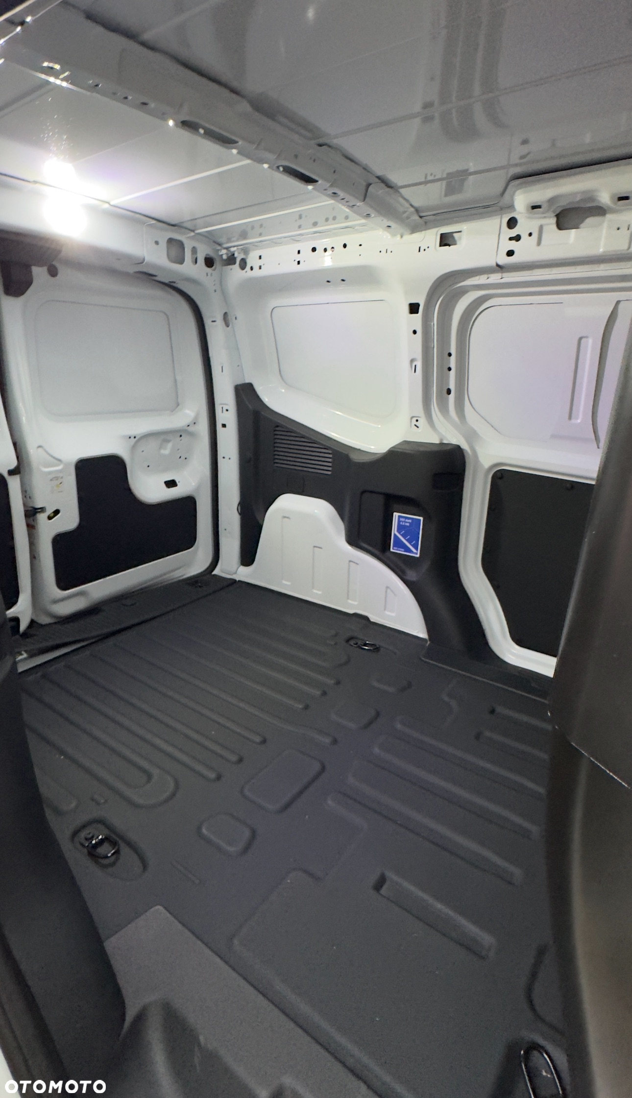 Ford Transit Courier - 10