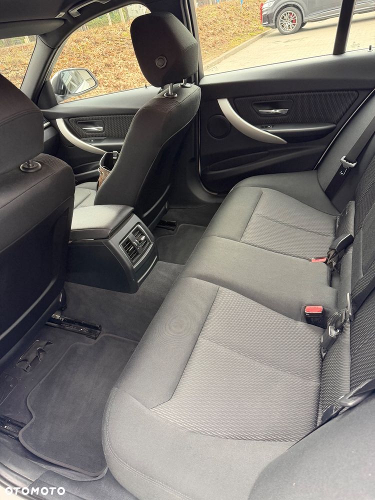 BMW Seria 3 318i - 5