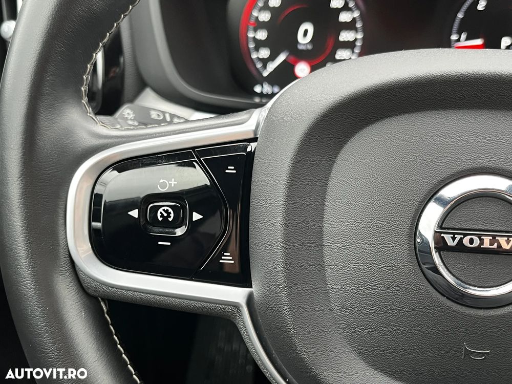 Volvo XC 60 B4 MHEV AT8 FWD R-Design - 16