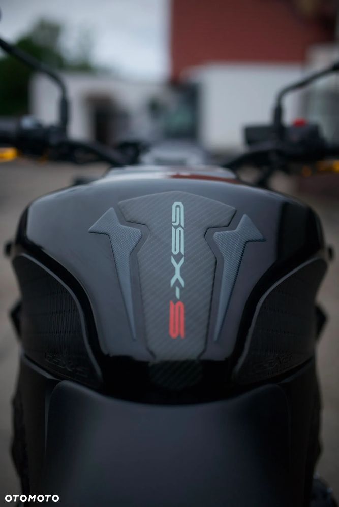 Suzuki GSX - 17