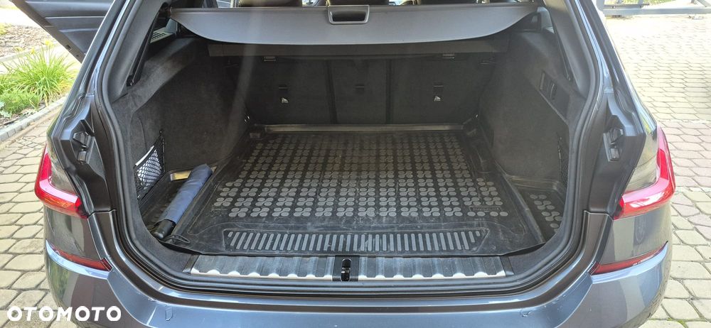 BMW Seria 3 330d xDrive - 28