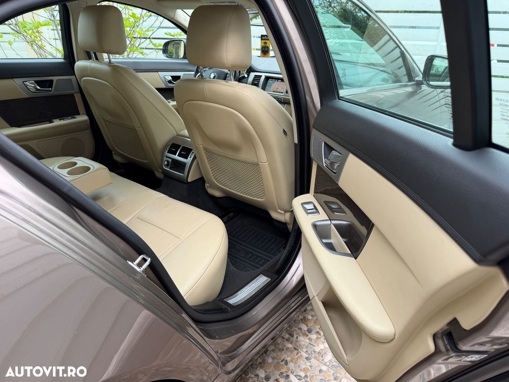 Jaguar XF 2.2 - 12