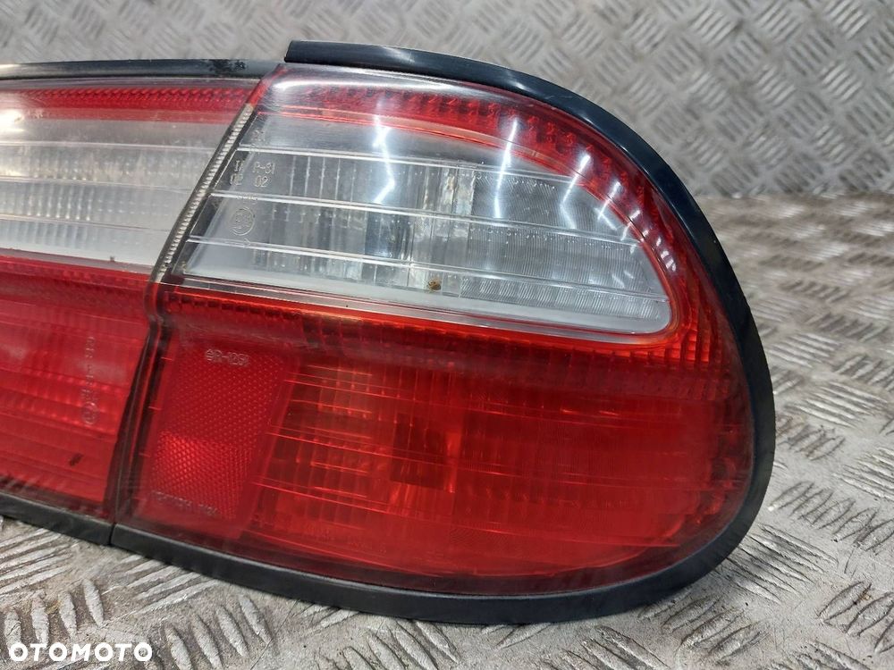 LAMPA PRAWY TYŁ W BŁOTNIK + W KLAPĘ NISSAN ALMERA N15 LIFT SEDAN - 2