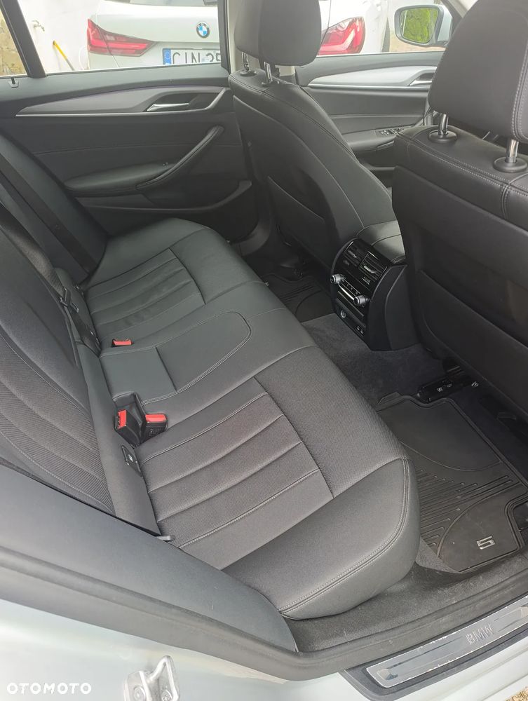 BMW Seria 5 530d xDrive Touring - 13