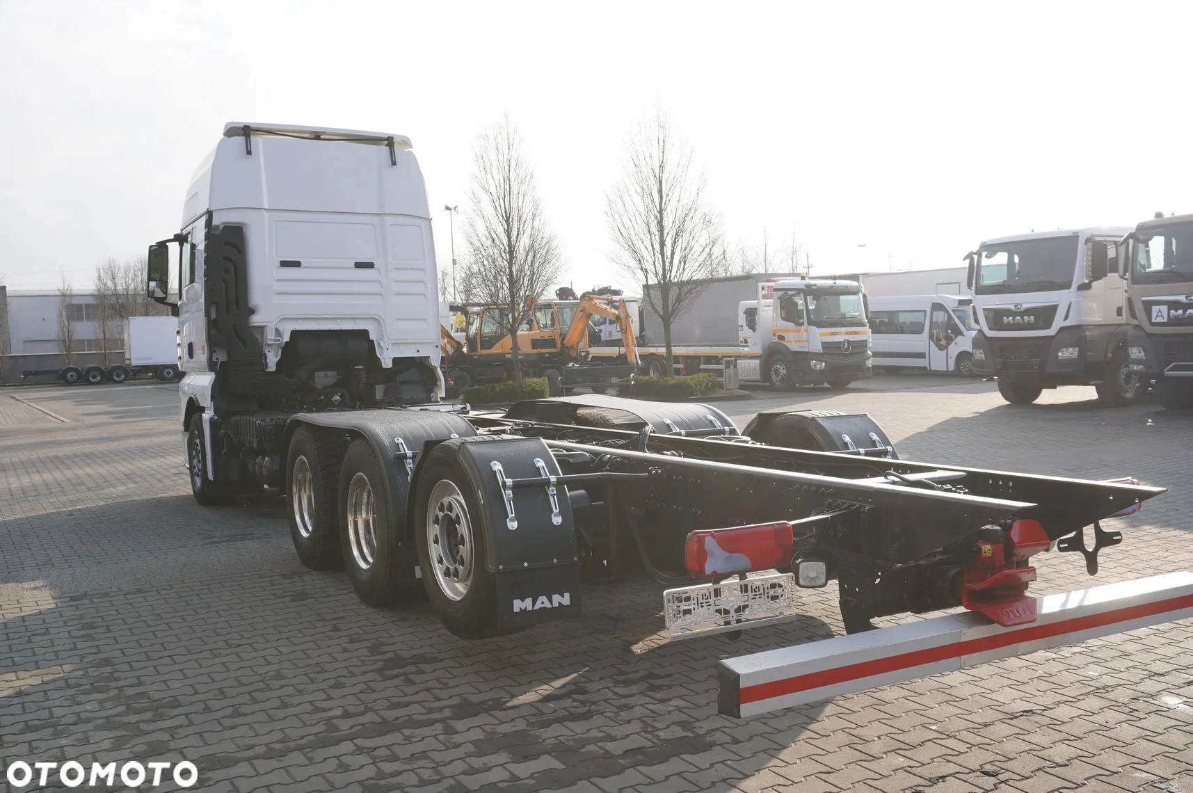 MAN TGX 35.580 E6 8x4/4 - rama do zabudowy 8,8m - 7