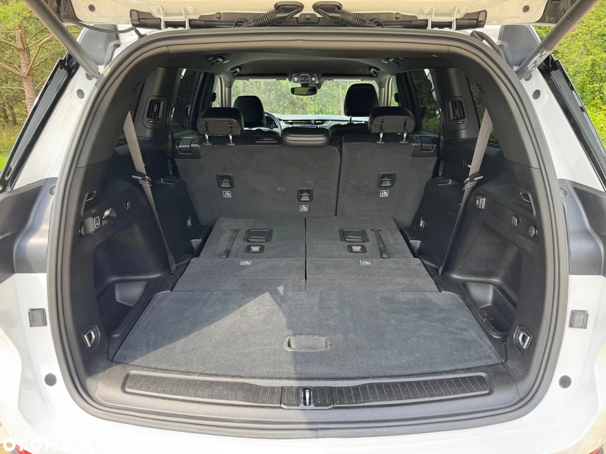 Jeep Grand Cherokee - 32