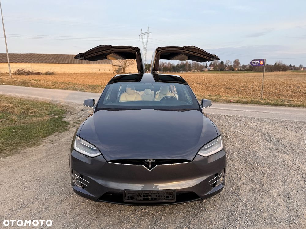 Tesla Model X - 25