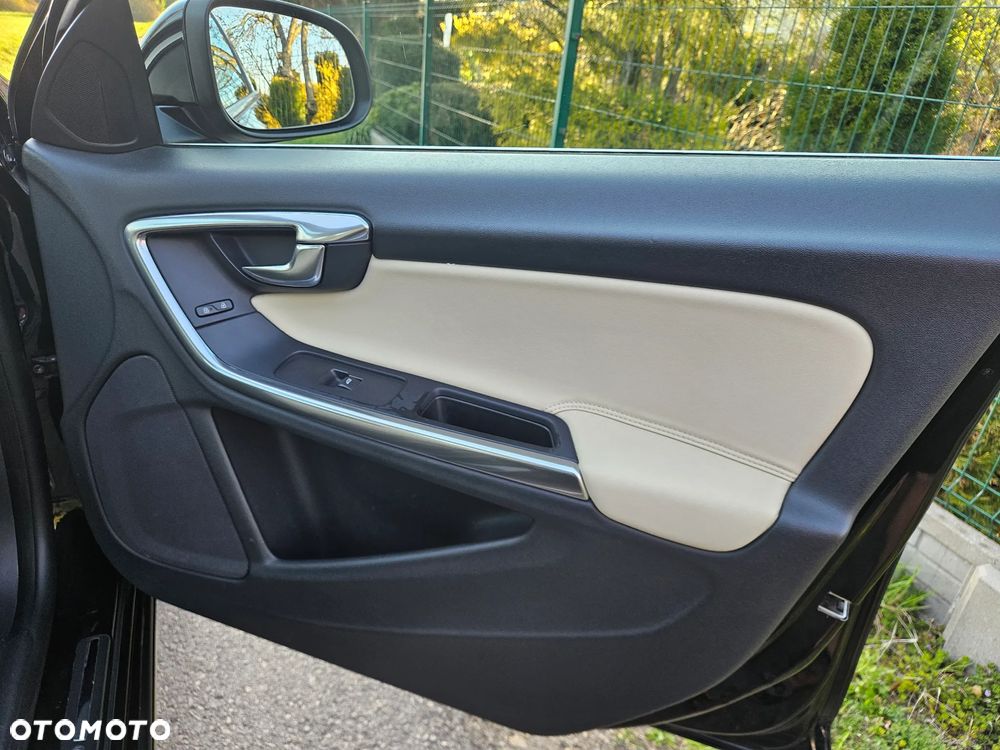 Volvo V60 D4 Momentum - 27