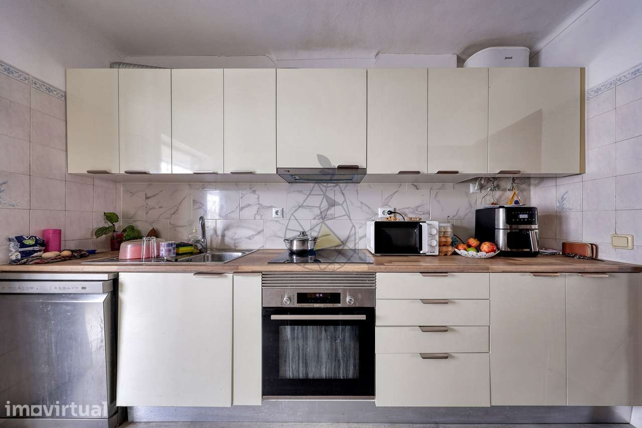 Apartamento T3 Mobilado e Remodelado com 2 casas de banho e Garagem em - Grande imagem: 2/47