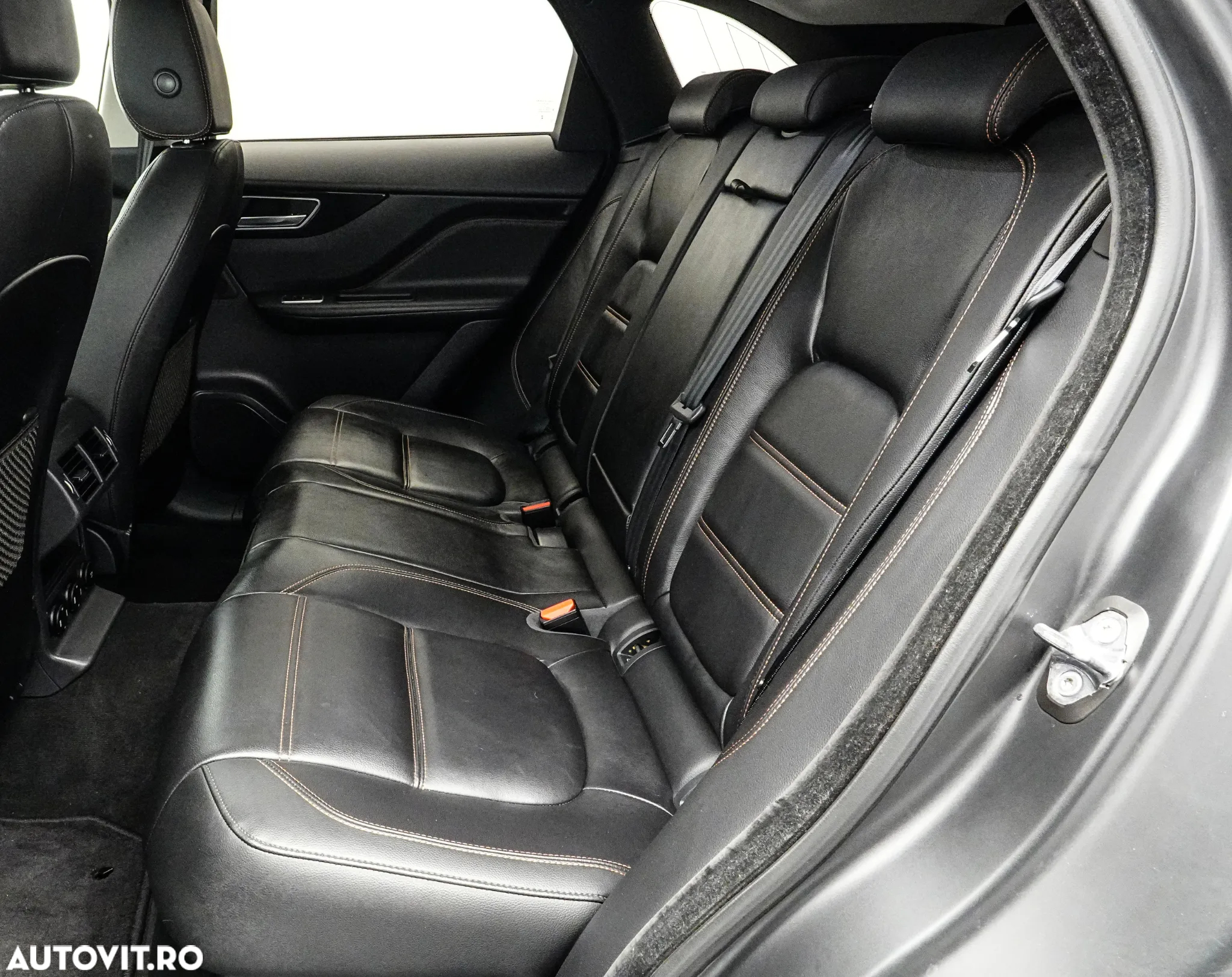 Jaguar F-Pace 20d AWD Pure - 16