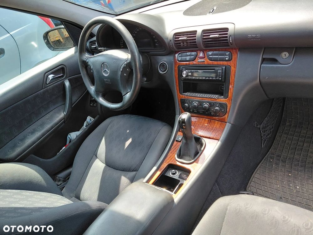 Na części: Daimlerchrysler Mercedes c 180 Rok 2002 Pojemność 1796 Moc 105 kw Benzyna - 6