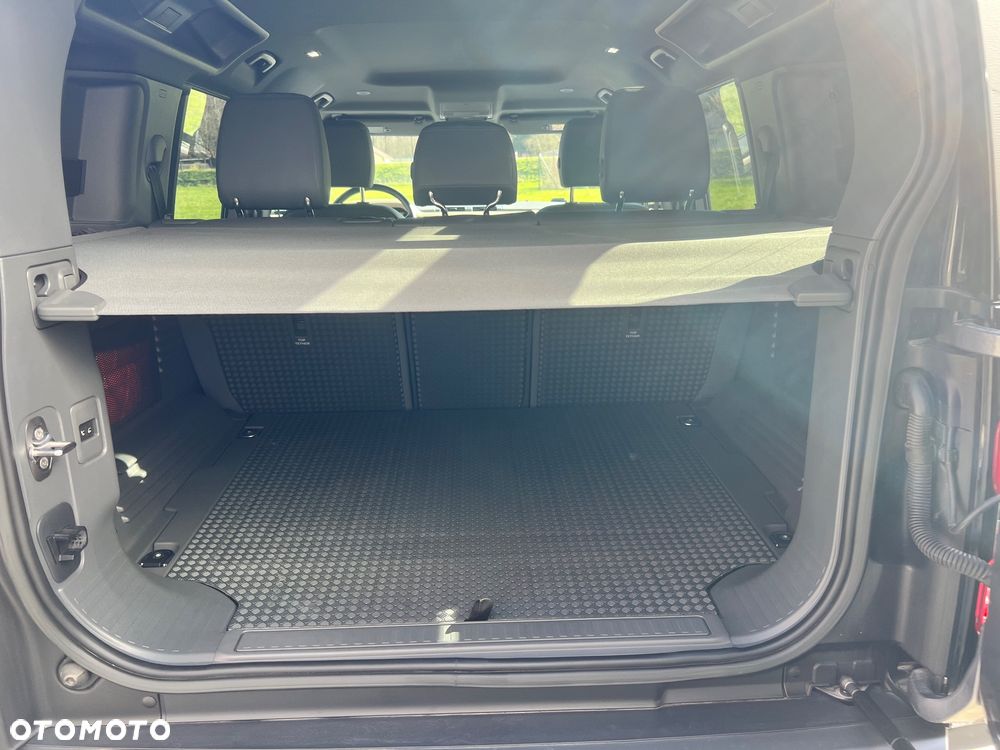 Land Rover Defender 3.0 D250 mHEV X-Dynamic SE - 10