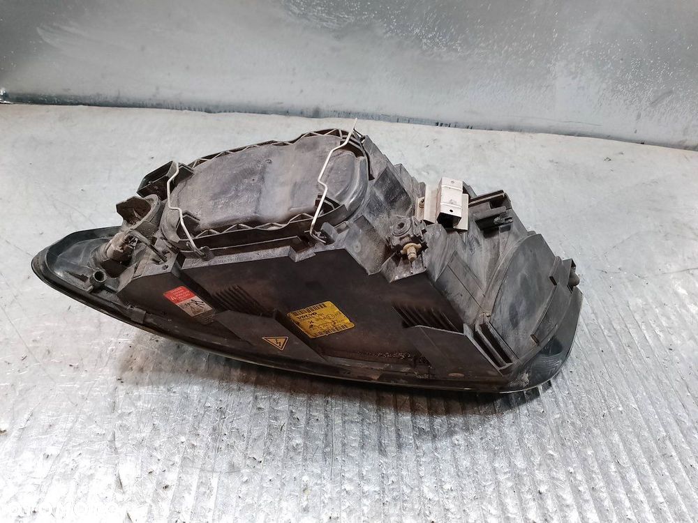 LAMPA PRZÓD PRAWA VOLVO V50  30698890 RH       0301198274 - 2