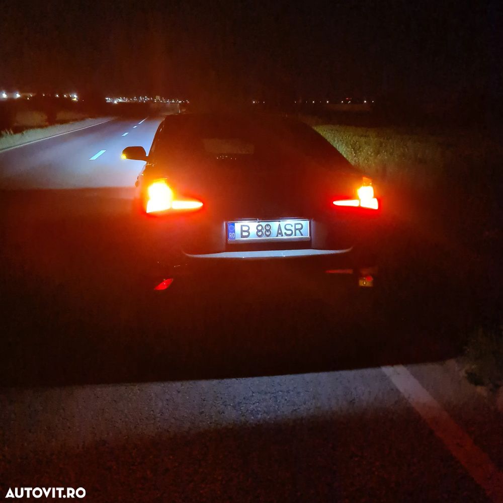 Toyota Prius 1.8 HSD Exclusive Plus - 7