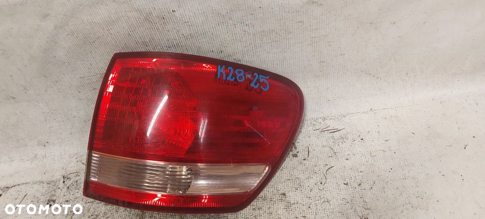 .  TYL TYLNA LAMPA PRAWA TOYOTA AVENSIS VERSO - 1
