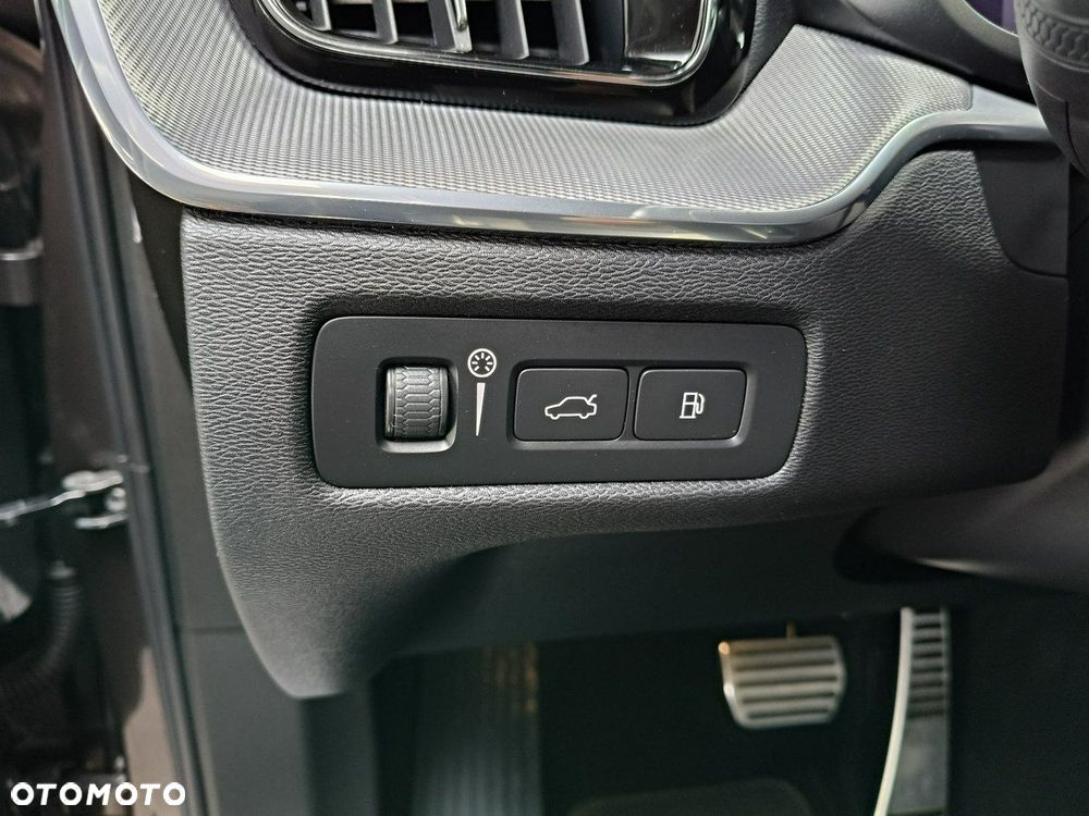 Volvo XC 60 T6 AWD Plug-In Hybrid R-Design - 24