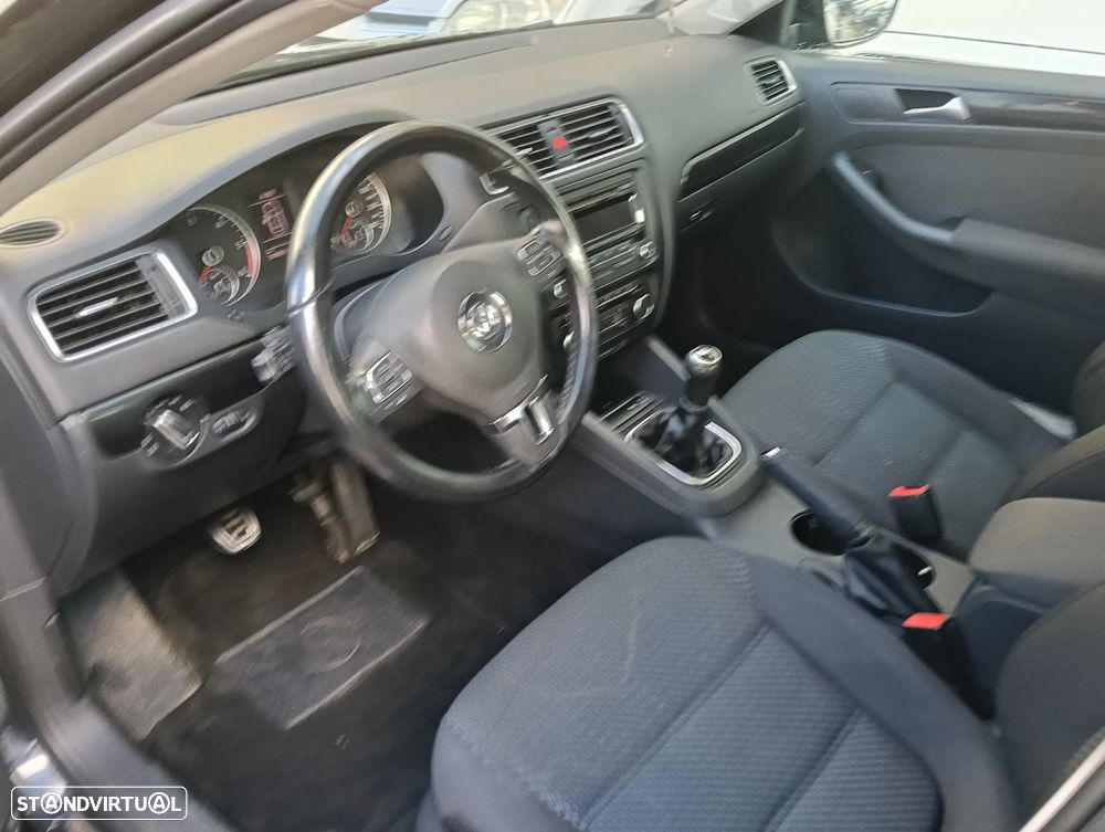 VW Jetta 1.6 TDi Blue Motion Comfortline - 14