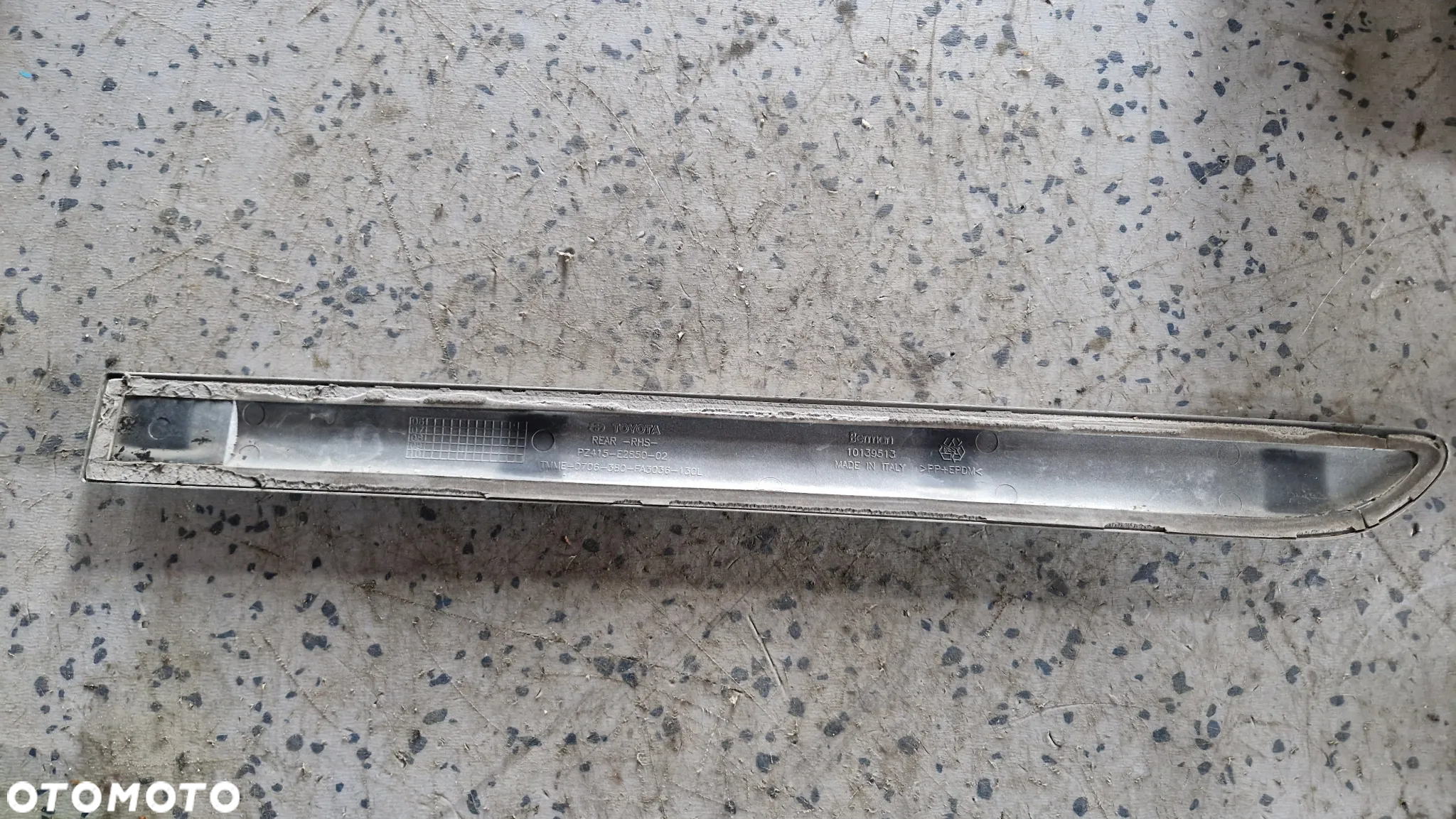 TOYOTA AURIS I LISTWA DRZWI PRAWY TYŁ PZ415-E2850-02 - 2