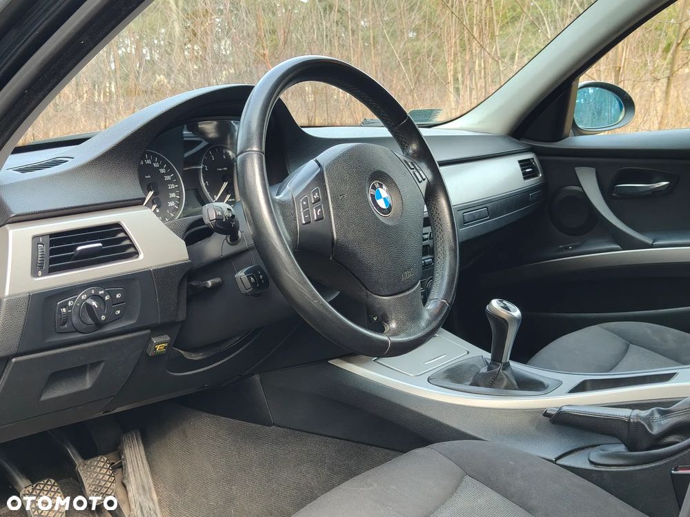 BMW Seria 3 318i - 26