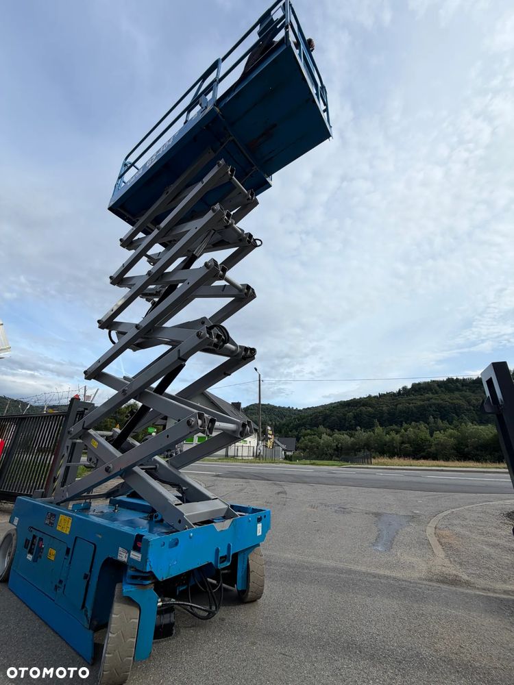 Genie GS-4047. Zwyżka Platforma Nożycowa 14 metrów wysokość robocza. Podnośnik przywieziony z Norwegii praktycznie zerowe zużycie. Pracował w urzędzie komunalnym 1 raz w roku okres świąteczny! Udzwig 380 kg. Rozsuwany Balkon. Sterowanie góra dół. Akumlatory w świetnej kondycji z 2024 roku. Wielka Okazja! - 4