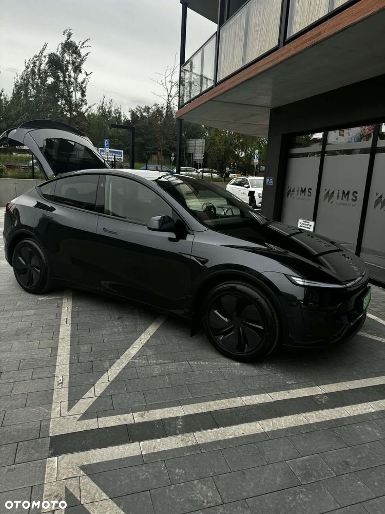 Tesla Model Y - 1