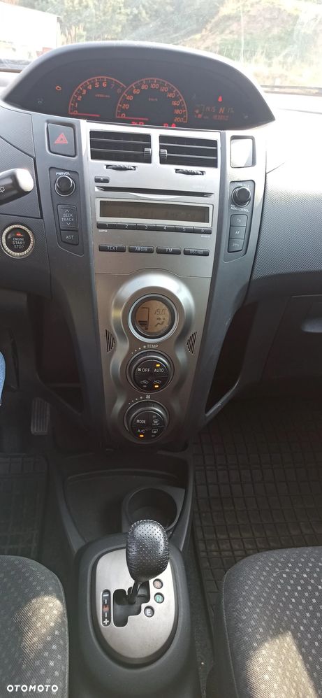 Toyota Yaris 2011 photo 4