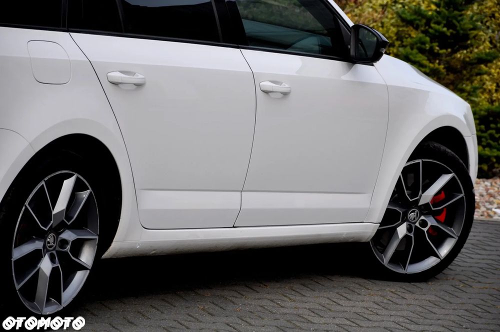 Skoda Octavia Combi 2.0 TDI DSG RS - 19