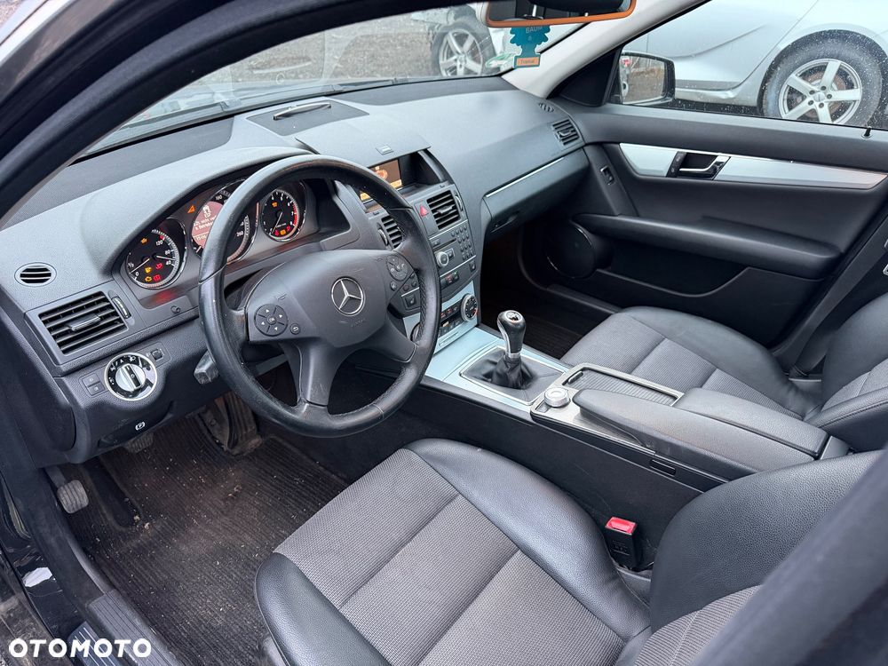 Mercedes-Benz Klasa C 180 CGI BlueEFFICIENCY Avantgarde - 19