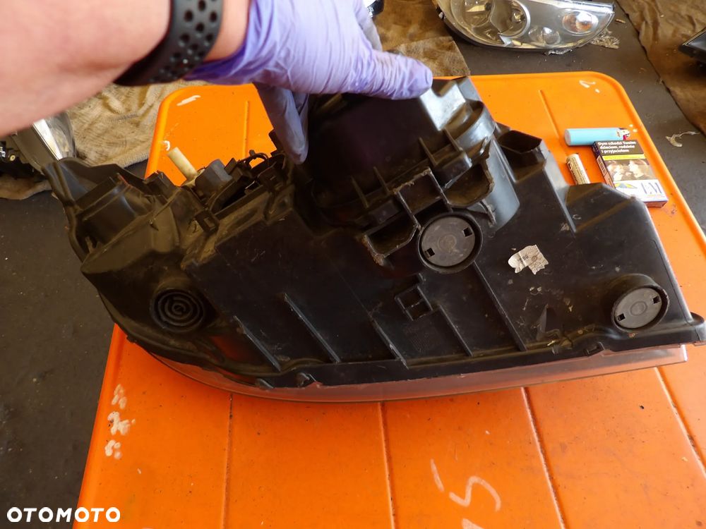BMW - E90 - H7 - LIFT - PĘKNIĘTA OBUDOWA - LEWA LAMPA PRZEDNIA - UK - 7202575 - 7