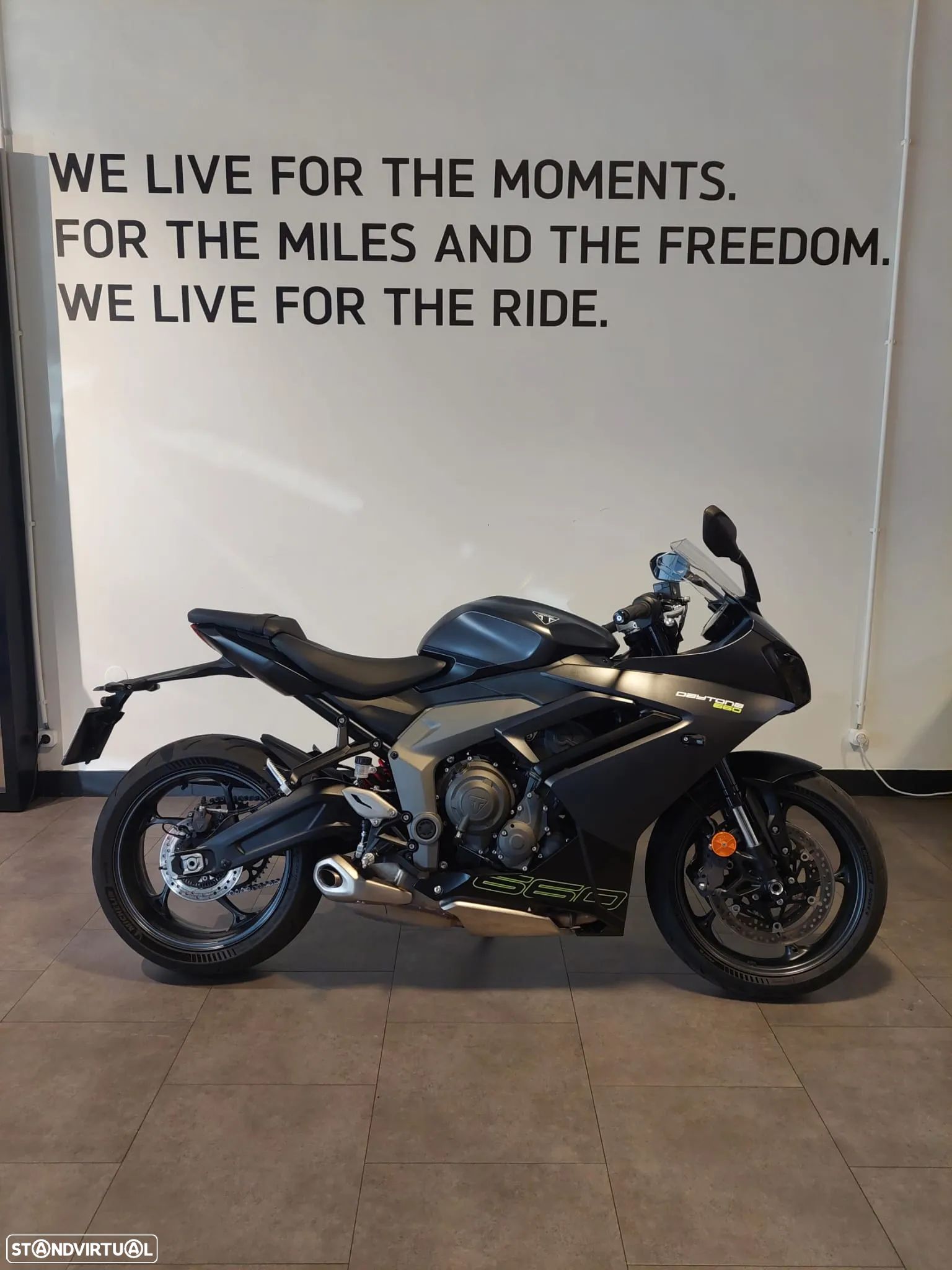 Triumph Daytona 660 - 1