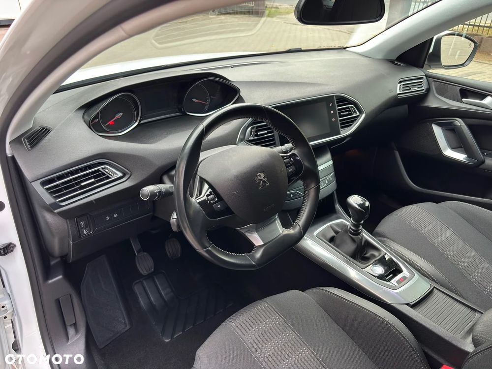 Peugeot 308 1.2 PureTech GPF Allure S&S - 32