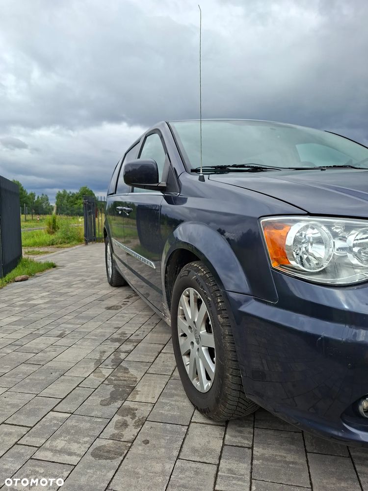 Chrysler Town & Country - 4