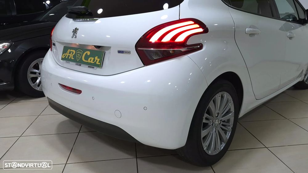 Peugeot 208 1.2 PureTech Style - 24