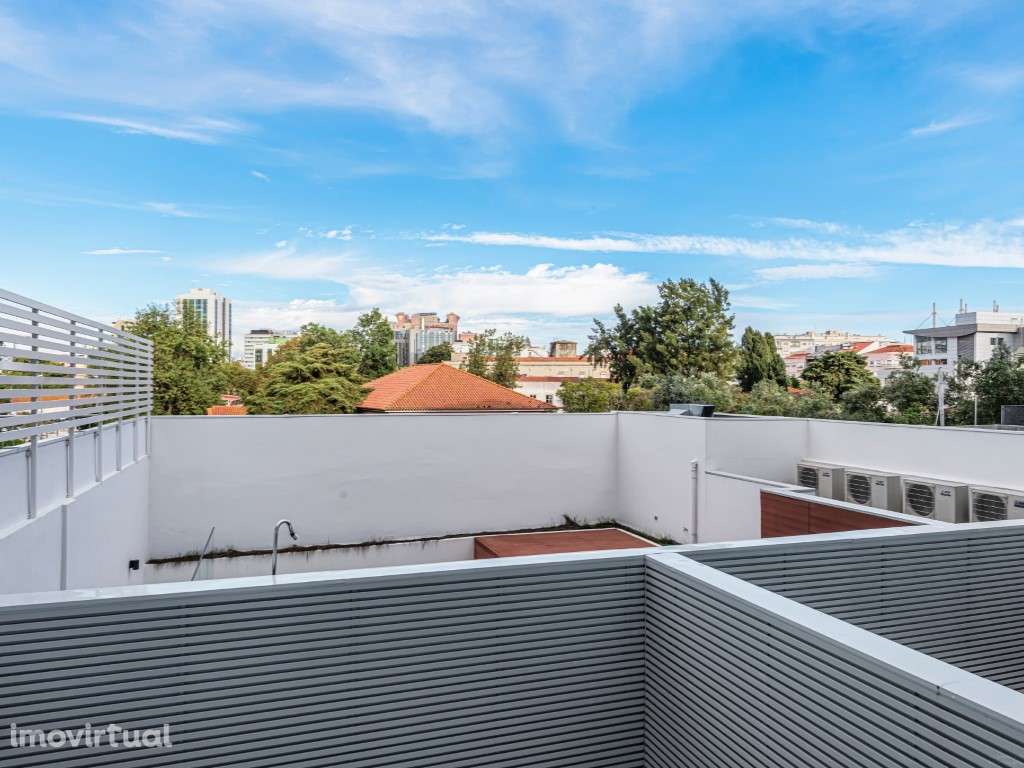 Apartamento Duplex T2 com jardim privado e 2 estacionamentos nas Av... - Grande imagem: 4/50