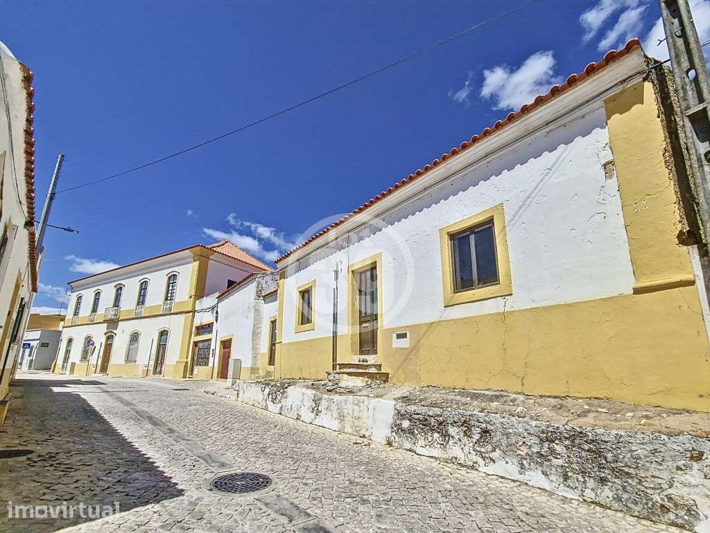 Prédio antigo para requalificação no centro de Pêra, com enorme pot... - Grande imagem: 3/60